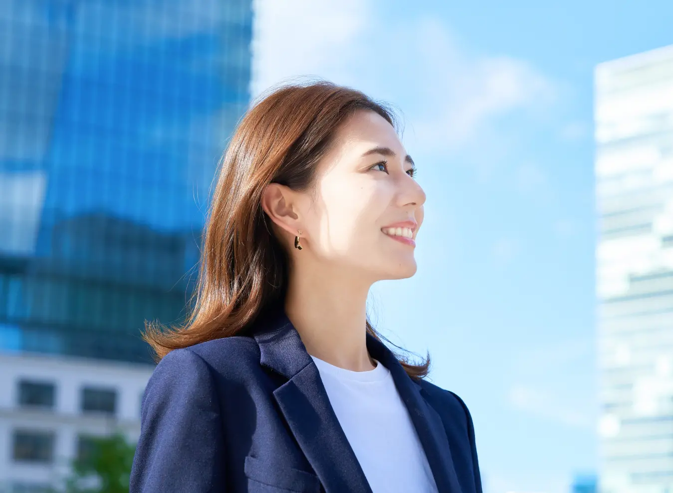 空を見上げている女性