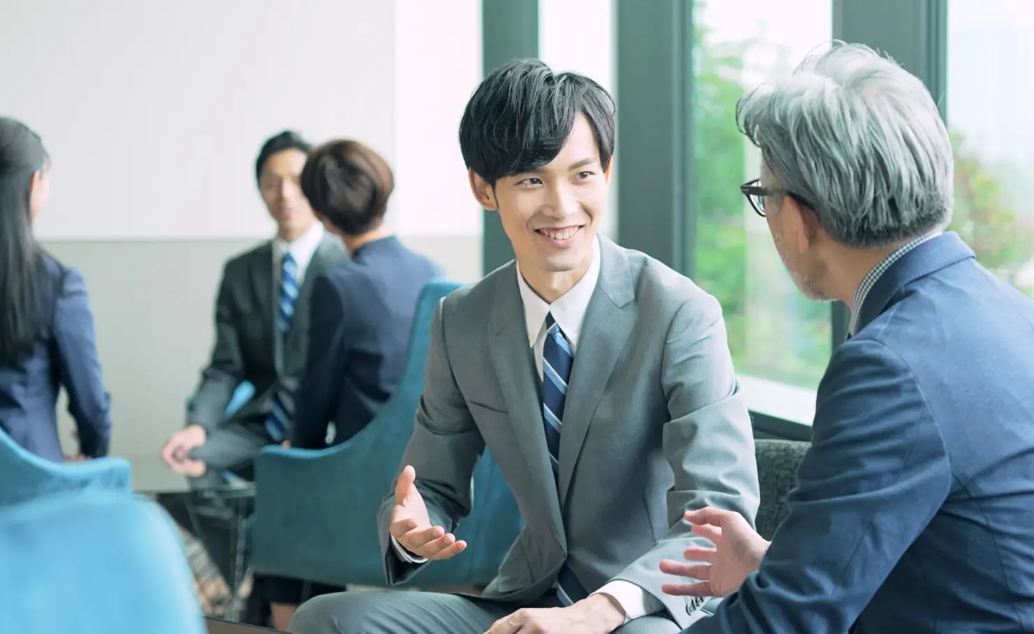 スーツを着た談笑をしている新人社会人と上司