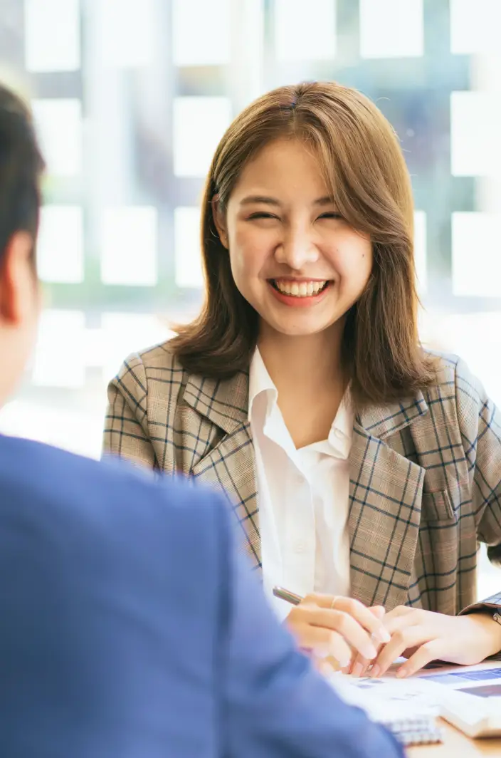 笑顔でこちらを見ている女性